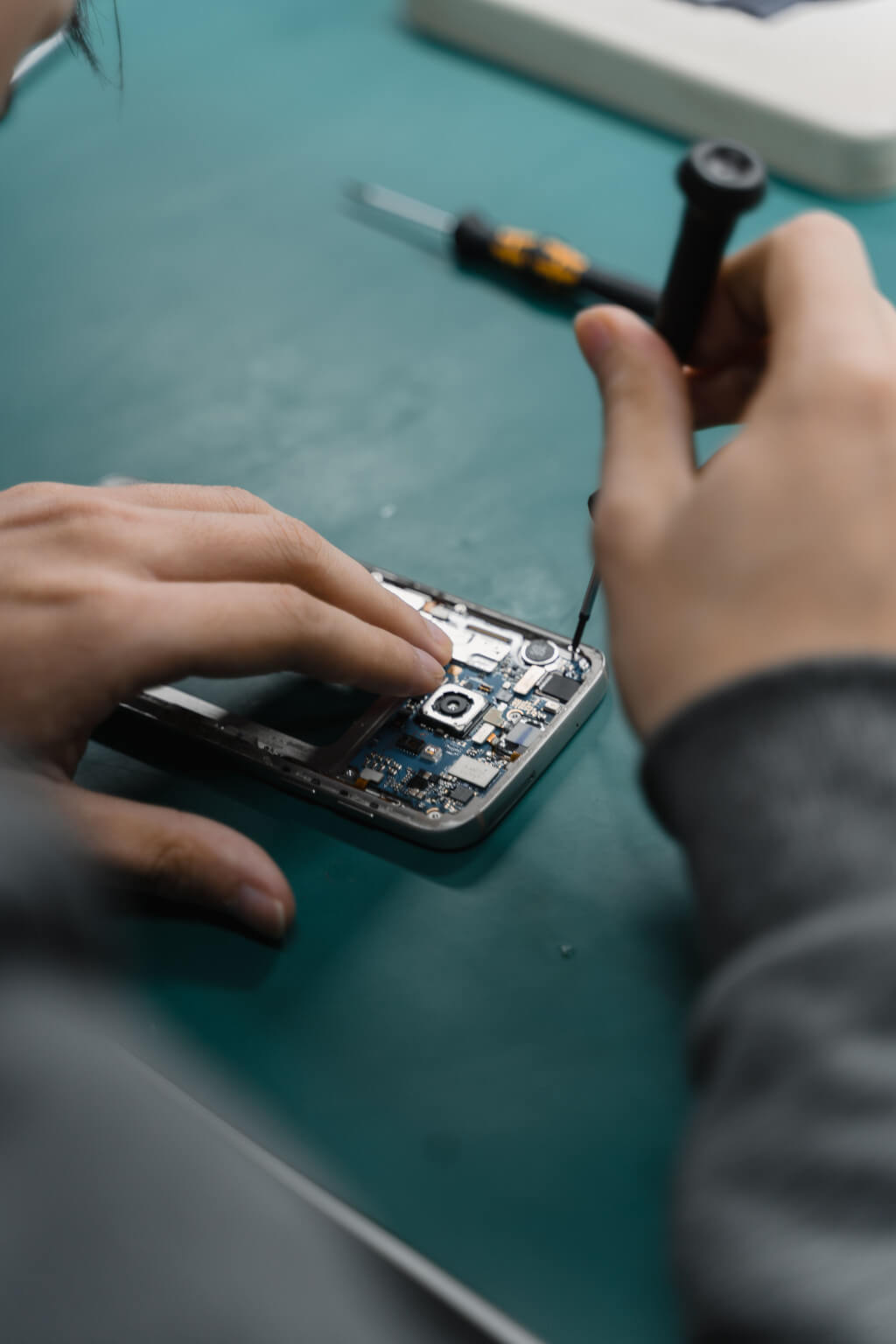 Майстер працює з внутрішніми компонентами смартфона